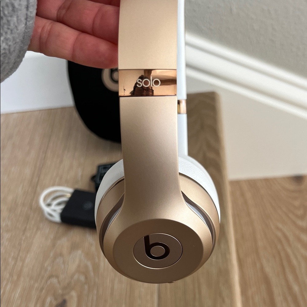 Dr. Dre Beats by Dre Solo3 Gold and White Wireless Headphones - Picture 2 of 7